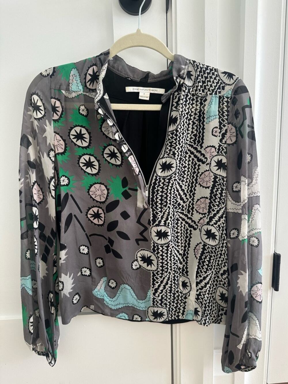 Diane Von Furstenberg 100% silk Gray Abstract Print Zip-Front blouse